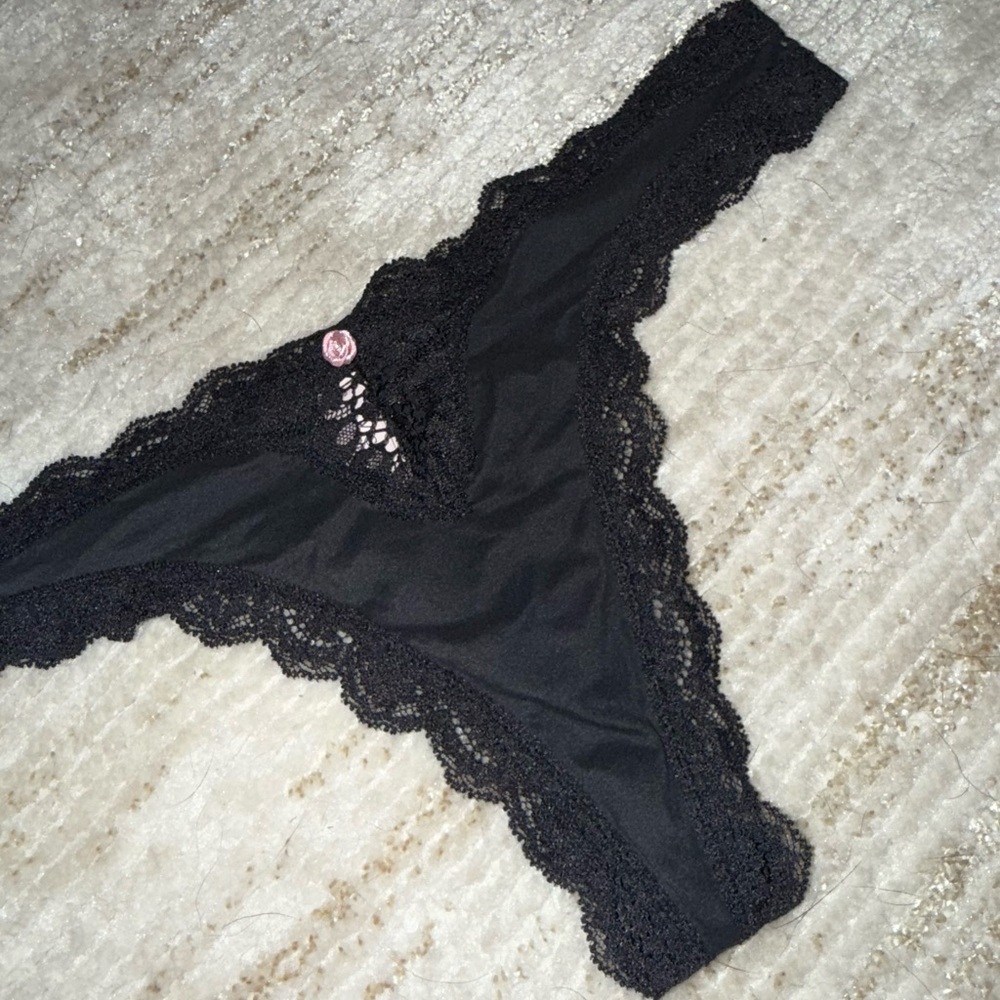 New without tags Victoria’s Secret Dream Angels Soft Lace Trim Thong Panty Small